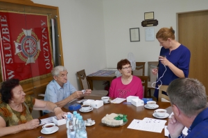obrazek ws��senie seniorom opasek teleopieki w ramach programu 