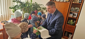 obrazek us{etwzkolaki z wielkanocnymi życzeniami w Urzędzie Gminy wiecej