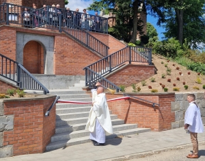 obrazek usocz}ste poświęcenie i otwarcie odnowionych schodów prowadzących do Kościoła w Chełmcach wiecej