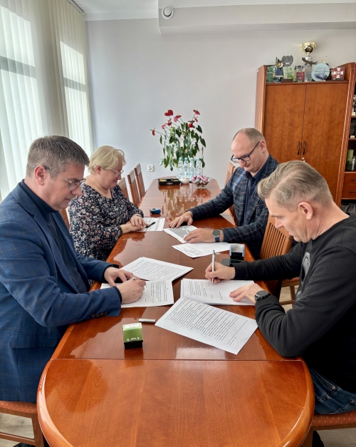 obrazek ugqywanie umowy na modernizację oświetlenia ulicznego w Opatówku wiecej